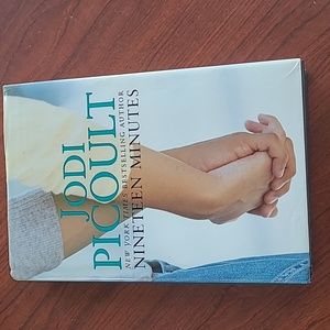 BOOK Jodi Picoult Nineteen Minutes novel hardcover book copyright 2007